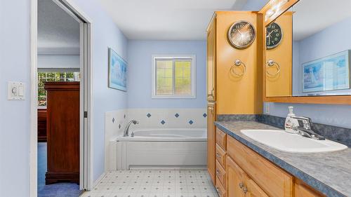 1548 Teetzel Road, Creston, BC - Indoor Photo Showing Bathroom