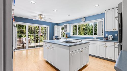 1548 Teetzel Road, Creston, BC - Indoor Photo Showing Kitchen