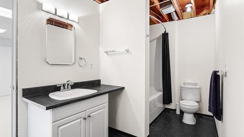 1548 Teetzel Road, Creston, BC - Indoor Photo Showing Bathroom