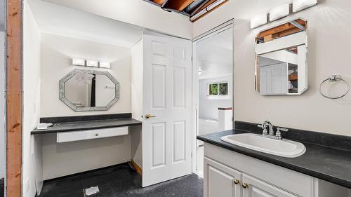 1548 Teetzel Road, Creston, BC - Indoor Photo Showing Bathroom