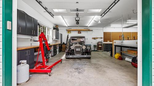 1548 Teetzel Road, Creston, BC - Indoor Photo Showing Garage