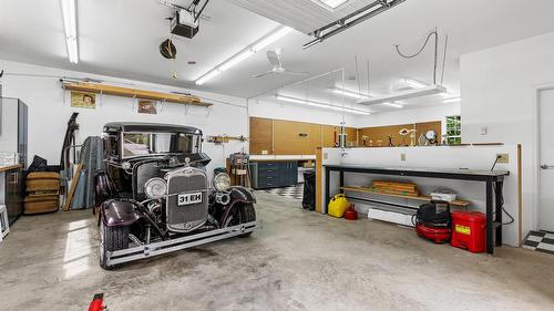 1548 Teetzel Road, Creston, BC - Indoor Photo Showing Garage