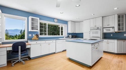 1548 Teetzel Road, Creston, BC - Indoor Photo Showing Kitchen