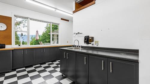 1548 Teetzel Road, Creston, BC - Indoor Photo Showing Kitchen With Double Sink