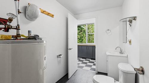 1548 Teetzel Road, Creston, BC - Indoor Photo Showing Bathroom