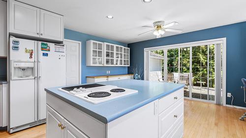 1548 Teetzel Road, Creston, BC - Indoor Photo Showing Kitchen