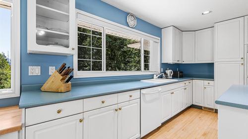 1548 Teetzel Road, Creston, BC - Indoor Photo Showing Kitchen