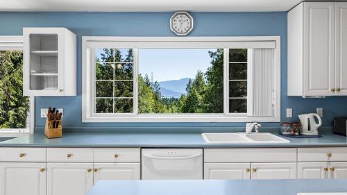 1548 Teetzel Road, Creston, BC - Indoor Photo Showing Kitchen With Double Sink