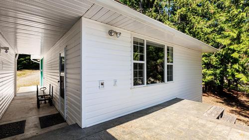1548 Teetzel Road, Creston, BC - Outdoor With Exterior