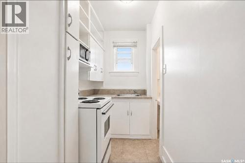 610 Albert Avenue, Saskatoon, SK - Indoor Photo Showing Kitchen With Double Sink