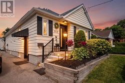 816 SIMCOE STREET N Oshawa, ON L1G 4V8