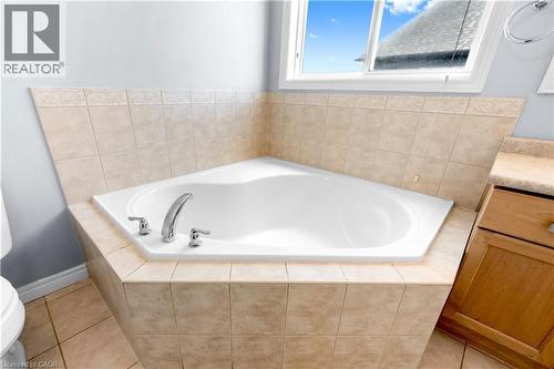 4 Clairfields Drive W, Guelph, ON - Indoor Photo Showing Bathroom