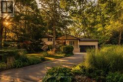1063 GREENOAKS DRIVE  Mississauga, ON L5J 3A1