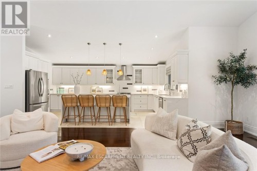 1063 Greenoaks Drive, Mississauga, ON - Indoor Photo Showing Living Room