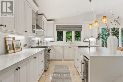 1063 Greenoaks Drive, Mississauga, ON - Indoor Photo Showing Kitchen With Upgraded Kitchen