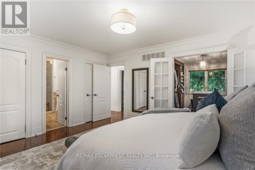 1063 Greenoaks Drive, Mississauga, ON - Indoor Photo Showing Bedroom