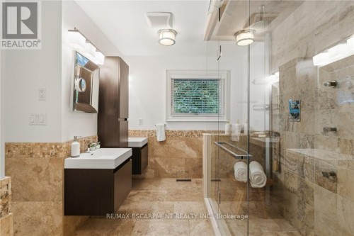 1063 Greenoaks Drive, Mississauga, ON - Indoor Photo Showing Bathroom