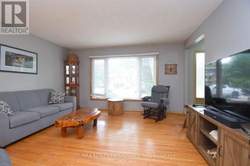 120 Eaglewood Boulevard, Mississauga, ON - Indoor Photo Showing Living Room
