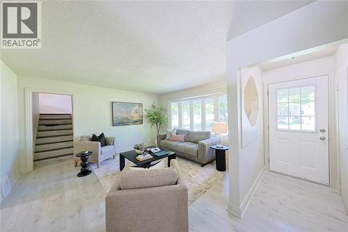 898 GRANDVIEW AVENUE , Sarnia, Ontario N7V 3X2 5