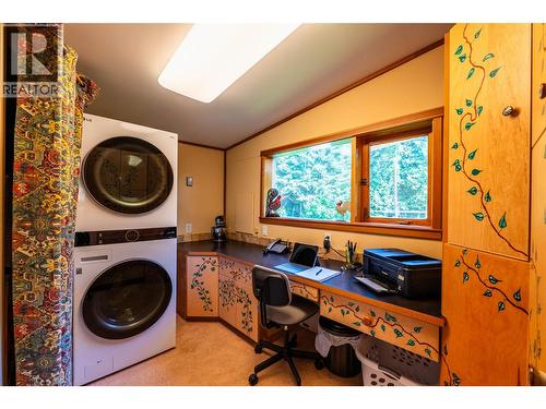 541 Bear Road, Salmo, BC - Indoor Photo Showing Laundry Room