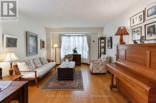 37 Glenthorne Drive, Toronto, ON - Indoor Photo Showing Living Room