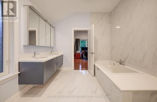 3091 Parkerhill Road, Mississauga, ON - Indoor Photo Showing Bathroom