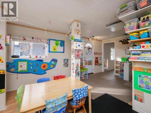 225-989 Range Road, Whitehorse, YT - Indoor Photo Showing Garage
