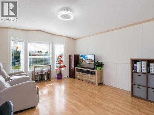 225-989 Range Road, Whitehorse, YT - Indoor Photo Showing Living Room