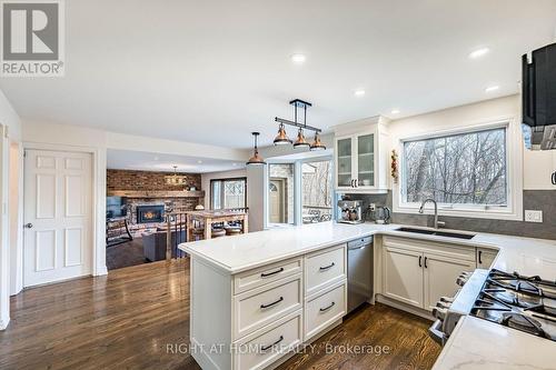 1941 Four Seasons Drive, Burlington, ON - Indoor Photo Showing Kitchen With Upgraded Kitchen
