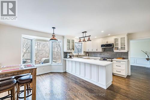 1941 Four Seasons Drive, Burlington, ON - Indoor Photo Showing Kitchen With Upgraded Kitchen