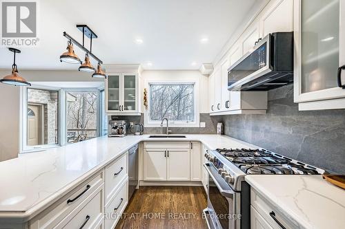 1941 Four Seasons Drive, Burlington, ON - Indoor Photo Showing Kitchen With Upgraded Kitchen
