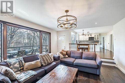 1941 Four Seasons Drive, Burlington, ON - Indoor Photo Showing Living Room