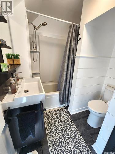 1401 3Rd Street, Estevan, SK - Indoor Photo Showing Bathroom