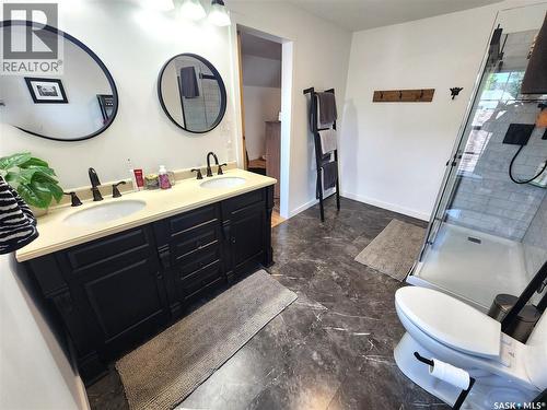 1401 3Rd Street, Estevan, SK - Indoor Photo Showing Bathroom