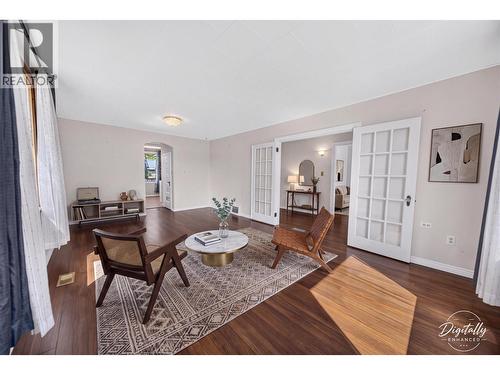 691 3Rd Avenue, Fernie, BC - Indoor Photo Showing Living Room