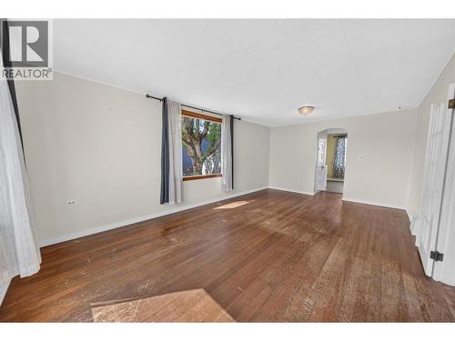 691 3Rd Avenue, Fernie, BC - Indoor Photo Showing Living Room