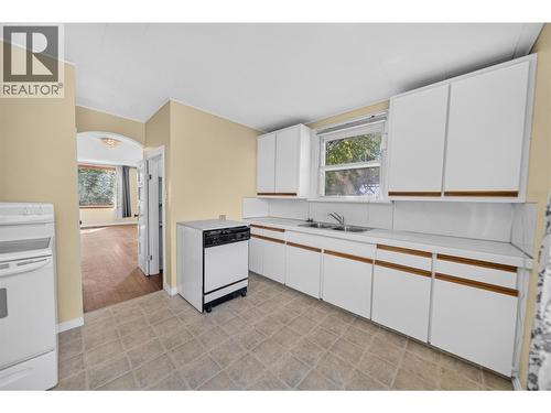691 3Rd Avenue, Fernie, BC - Indoor Photo Showing Kitchen With Double Sink