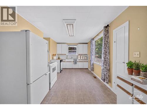 691 3Rd Avenue, Fernie, BC - Indoor Photo Showing Kitchen