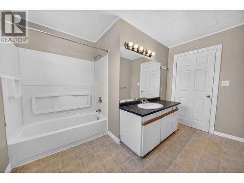 691 3Rd Avenue, Fernie, BC - Indoor Photo Showing Bathroom