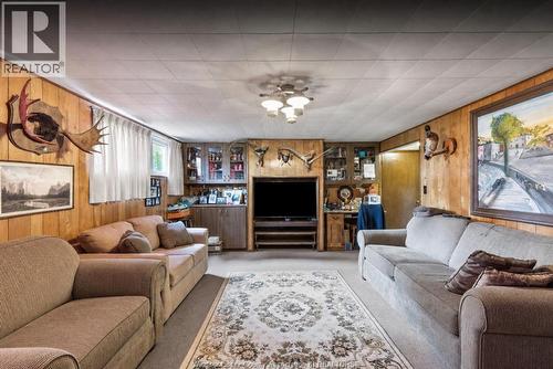 3325 Baseline Road, Windsor, ON - Indoor Photo Showing Living Room