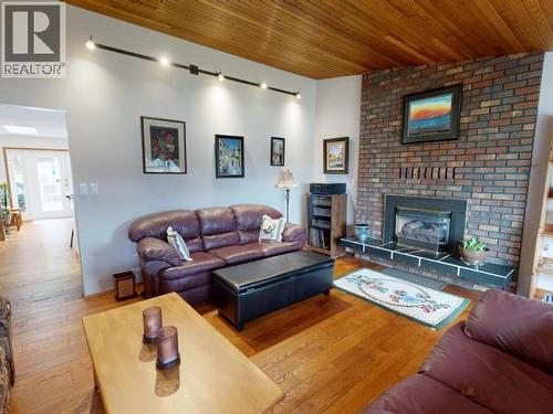 3700 Mackenzie Ave, Powell River, BC - Indoor Photo Showing Living Room With Fireplace