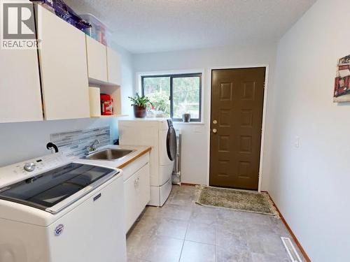3700 Mackenzie Ave, Powell River, BC - Indoor Photo Showing Laundry Room