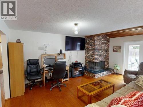 3700 Mackenzie Ave, Powell River, BC - Indoor Photo Showing Living Room With Fireplace