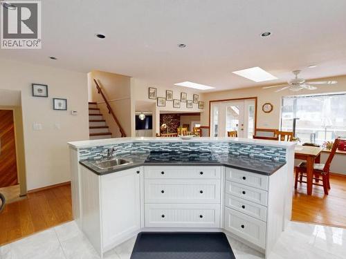 3700 Mackenzie Ave, Powell River, BC - Indoor Photo Showing Kitchen