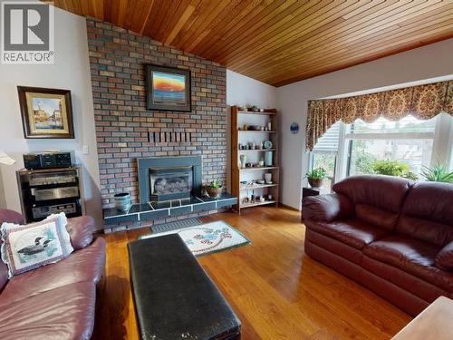 3700 Mackenzie Ave, Powell River, BC - Indoor Photo Showing Living Room With Fireplace