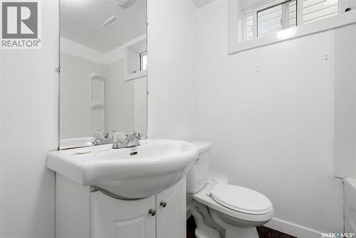 1321 Victoria Avenue, Regina, SK - Indoor Photo Showing Bathroom