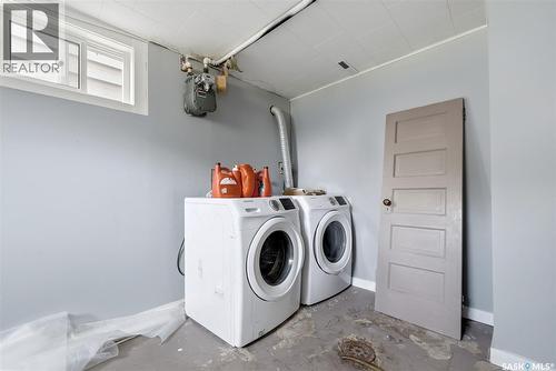 1321 Victoria Avenue, Regina, SK - Indoor Photo Showing Laundry Room