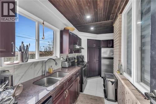 283 Second Road E, Stoney Creek, ON - Indoor Photo Showing Kitchen With Double Sink With Upgraded Kitchen