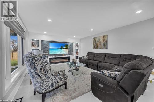 283 Second Road E, Stoney Creek, ON - Indoor Photo Showing Living Room
