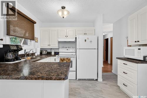 1338 Glendale Street, Moose Jaw, SK - Indoor Photo Showing Kitchen With Double Sink